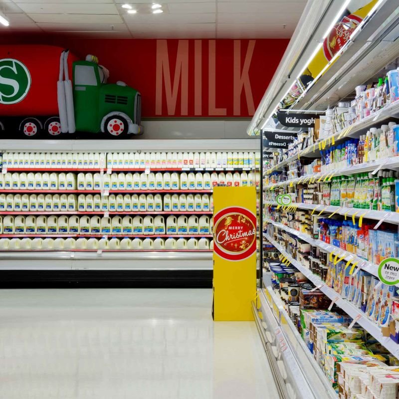Có sự khác biệt giữa kệ gỗ và kệ kim loại trong siêu thị không?